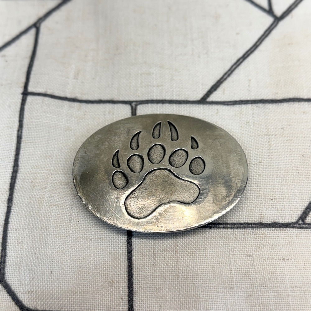 Siskiyou Belt Buckle OS Silver 1993 Vintage Bear Paw Print Pewter USA Made A-7